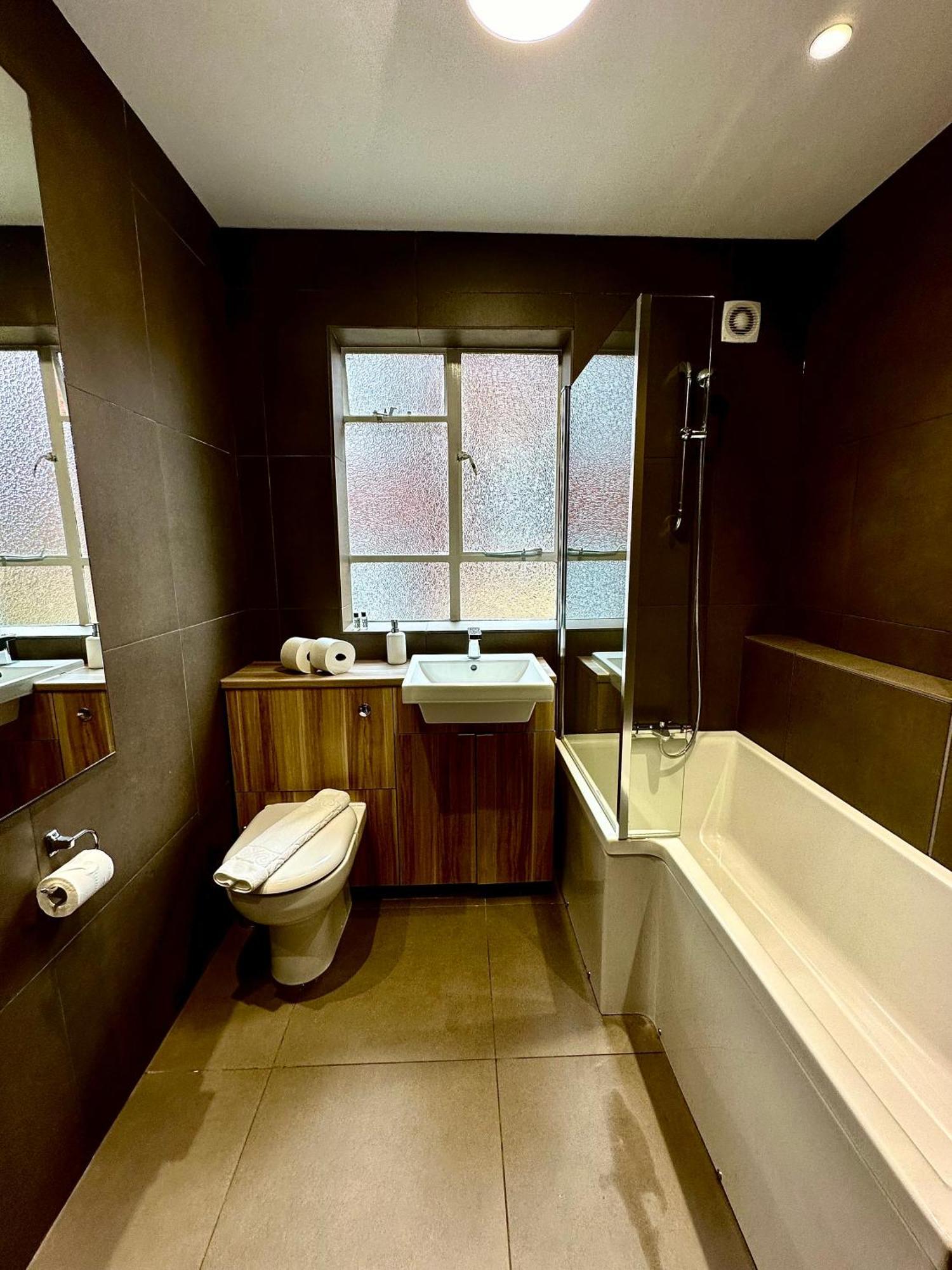 Quiet Residential Area Modern And Cozy Two Bed In Hampstead Apartamento